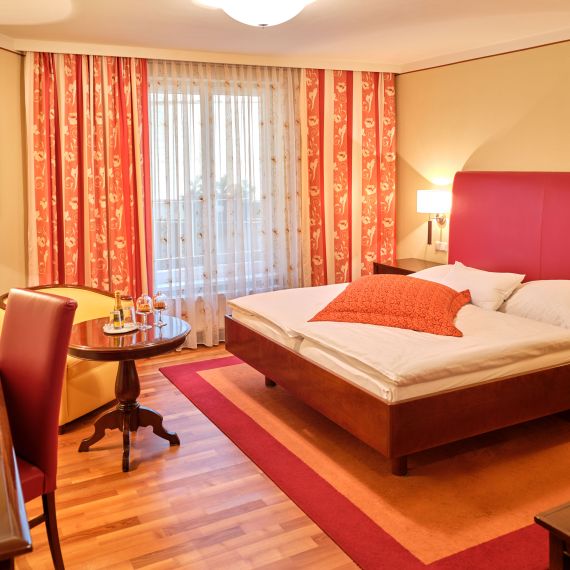 assets/images/c/hotel_eibensteiner_zimmer01_neu-fa9c6869.jpg